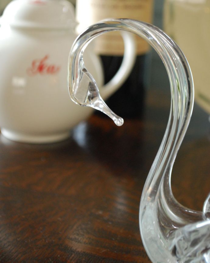 アンティーク 雑貨のガラス小物　アンティーク雑貨　美しいガラスのスワン（白鳥）のオブジェ、アンティークプレスドグラス。しなやかなラインが美しい、優雅なスワンです。(pg-4294)