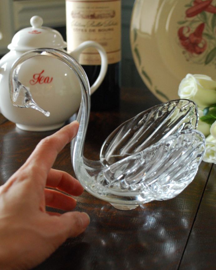 アンティーク 雑貨のガラス小物　アンティーク雑貨　美しいガラスのスワン（白鳥）のオブジェ、アンティークプレスドグラス。どこにディスプレイしても美しいスワンのオブジェです。(pg-4294)