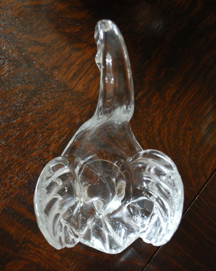 アンティーク 雑貨のガラス小物　アンティーク雑貨　美しいガラスのスワン（白鳥）のオブジェ、アンティークプレスドグラス。どこにディスプレイしても美しいスワンのオブジェです。(pg-4294)