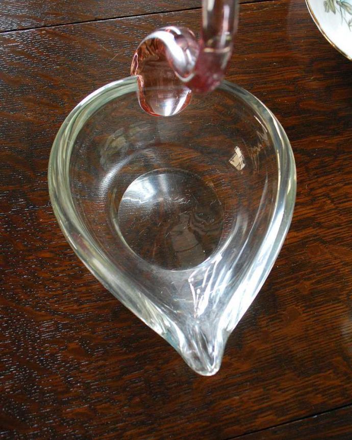 アンティーク 雑貨のガラス小物　アンティーク雑貨　小物トレーもついた２トーンカラーのスワンオブジェ、アンティーク プレスドグラス。上から見るとこんな感じです。(pg-4295)