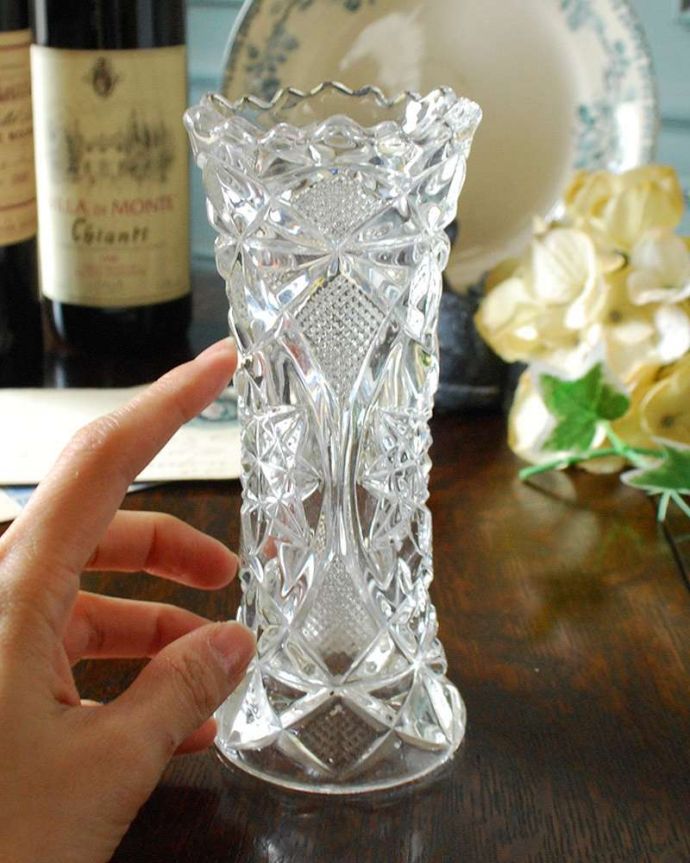 アンティーク 雑貨のガラス小物　アンティーク雑貨　スッとしたキレイなシルエットの花器、輝くアンティークのプレスドグラス。キラキラ輝く美しさ置いておくだけでも絵になるデザイン。(pg-4298)