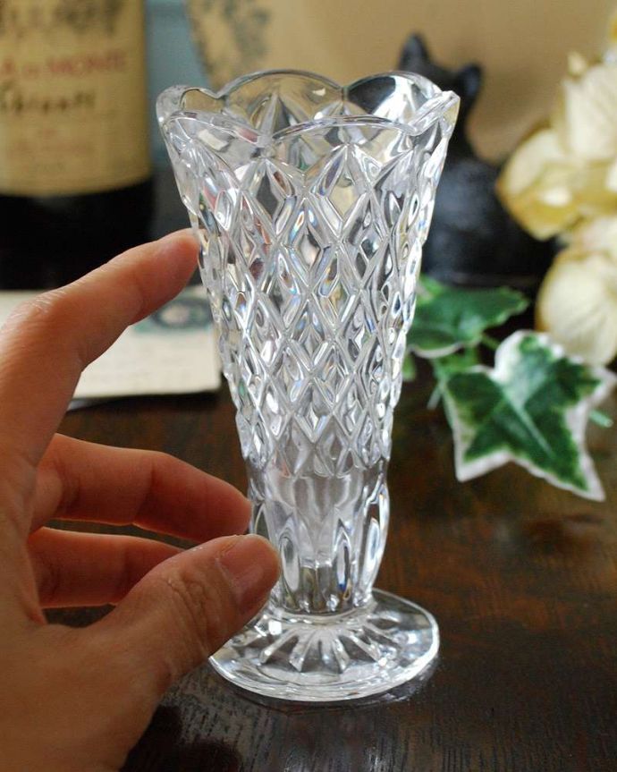 アンティーク 雑貨のガラス小物　アンティーク雑貨　小さくても煌めく華やかさのフラワーベース、ダイヤカットが美しいアンティークプレスドグラス。１輪挿しにもオススメです。(pg-4303)