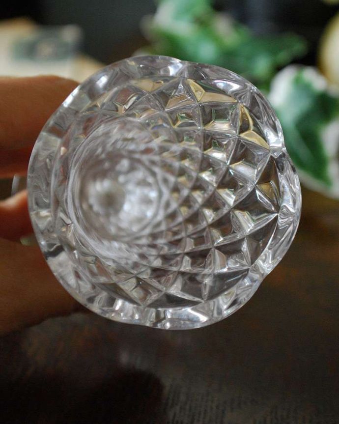 アンティーク 雑貨のガラス小物　アンティーク雑貨　小さくても煌めく華やかさのフラワーベース、ダイヤカットが美しいアンティークプレスドグラス。上から見るとこんな感じです。(pg-4303)