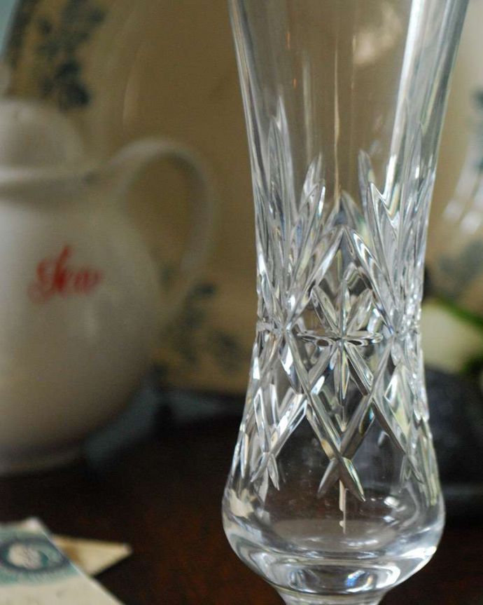 アンティーク 雑貨のガラス小物　アンティーク雑貨　脚付きのフラワーベース（花器）アンティークのプレスドグラス。アンティークのため、多少の欠け・傷がある場合がありますが、使用上問題はありませんので、ご了承下さい。(pg-4304)