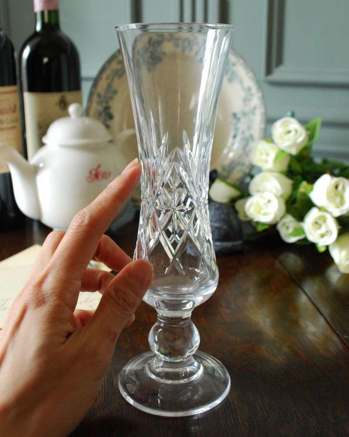 アンティーク 雑貨のガラス小物　アンティーク雑貨　脚付きのフラワーベース（花器）アンティークのプレスドグラス。飾るだけで絵になる美しさ。(pg-4304)