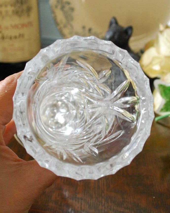 アンティーク 雑貨のガラス小物　アンティーク雑貨　お花の美しさを際立てるガラスフラワーベース（花器）、輝くアンティークプレスドグラス。上から見て中をチェックアンティークなので多少の欠けやキズがある場合がありますが、使用上問題ありませんのでご了承下さい。(pg-4305)
