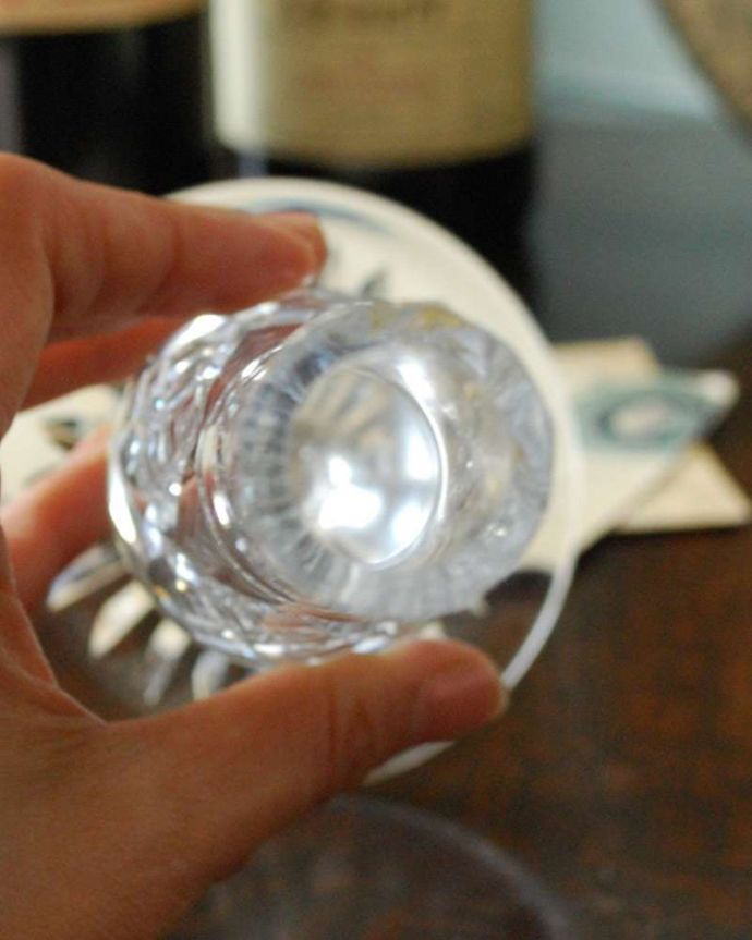 アンティーク 雑貨のガラス小物　アンティーク雑貨　シルエットもカッティングも美しい一輪挿しプレスドグラス、フラワーベース。上から見るとこんな感じです。(pg-4306)