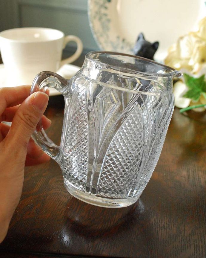 アンティーク 雑貨のガラス小物　アンティーク雑貨　アンティークのプレスドグラス、ガラスのミルクポット（ピッチャー）。持ち手もしっかり付いています昔と同じようにミルクを入れて使うのはもちろん使い方は自由自在。(pg-4307)