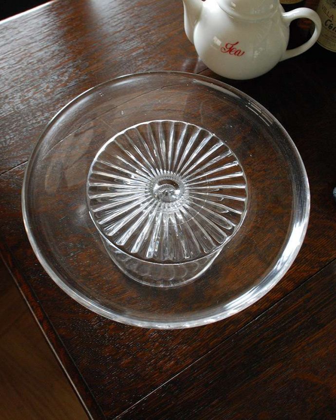 アンティーク 雑貨のガラス小物　アンティーク雑貨　イギリスのアンティークコンポート、テーブルを華やかに彩るガラスのケーキスタンド。上から見るとこんな感じです。(pg-4308)