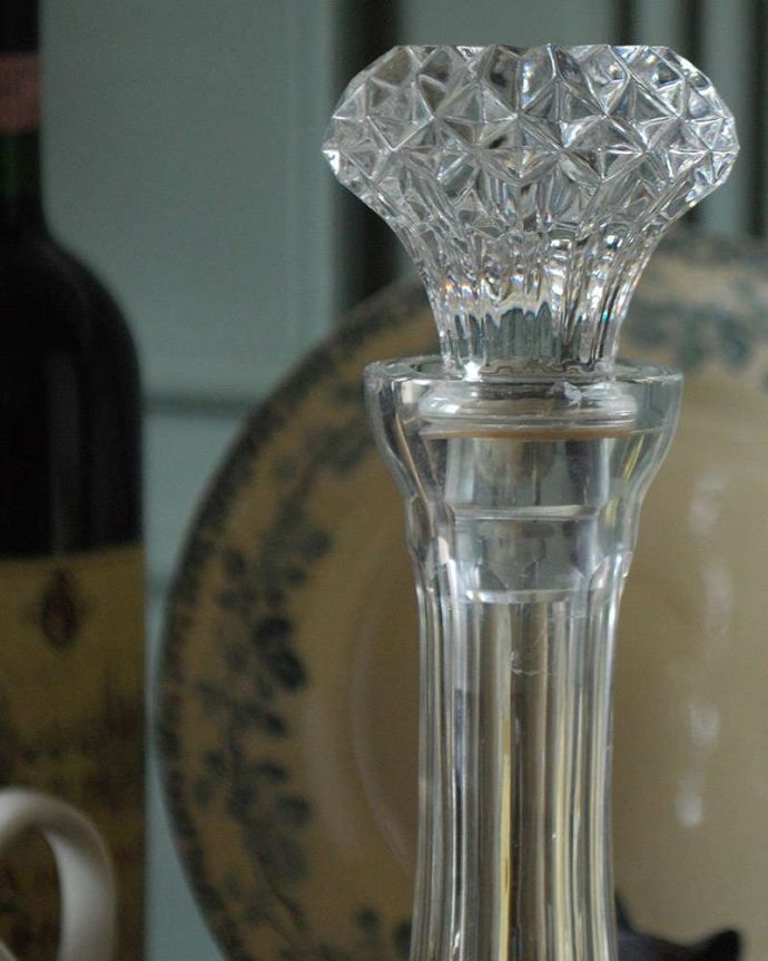 アンティーク 雑貨のガラス小物　アンティーク雑貨　女性の憧れアンティーク香水ボトル、プレスドグラスの大きなフレグランスボトル。フタの輝きもゴージャスです。(pg-4309)