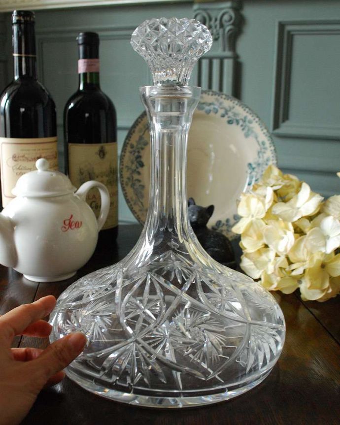 アンティーク 雑貨のガラス小物　アンティーク雑貨　女性の憧れアンティーク香水ボトル、プレスドグラスの大きなフレグランスボトル。どこに置いても華やかなフレグランスボトル。(pg-4309)