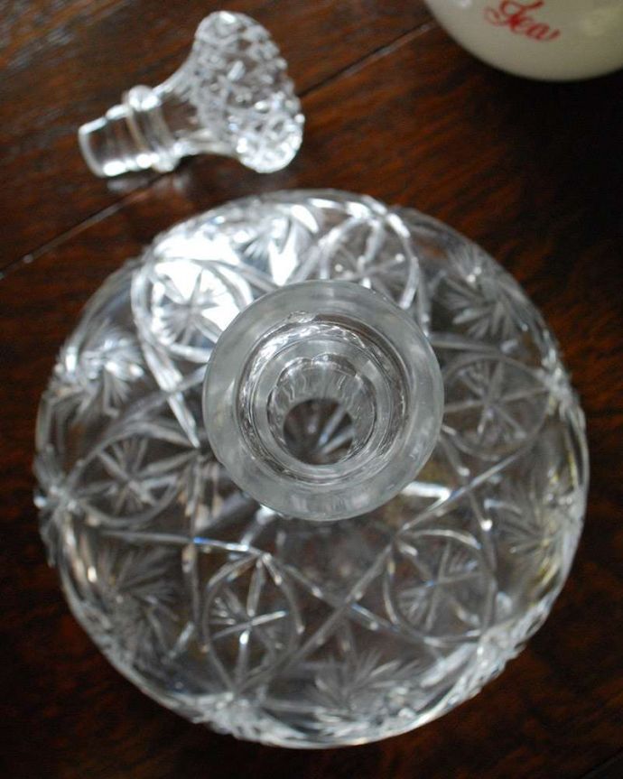 アンティーク 雑貨のガラス小物　アンティーク雑貨　女性の憧れアンティーク香水ボトル、プレスドグラスの大きなフレグランスボトル。上から見るとこんな感じです。(pg-4309)