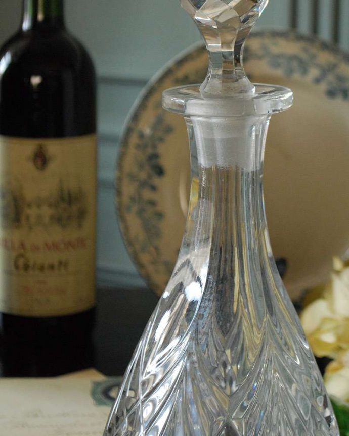アンティーク 雑貨のガラス小物　アンティーク雑貨　イギリスで見つけたゴージャスで美しいアンティーク ガラスのデカンタ（プレスドグラス）。お酒を入れて楽しんだデカンタ今のように便利なペットボトルや缶がない時代。(pg-4310)