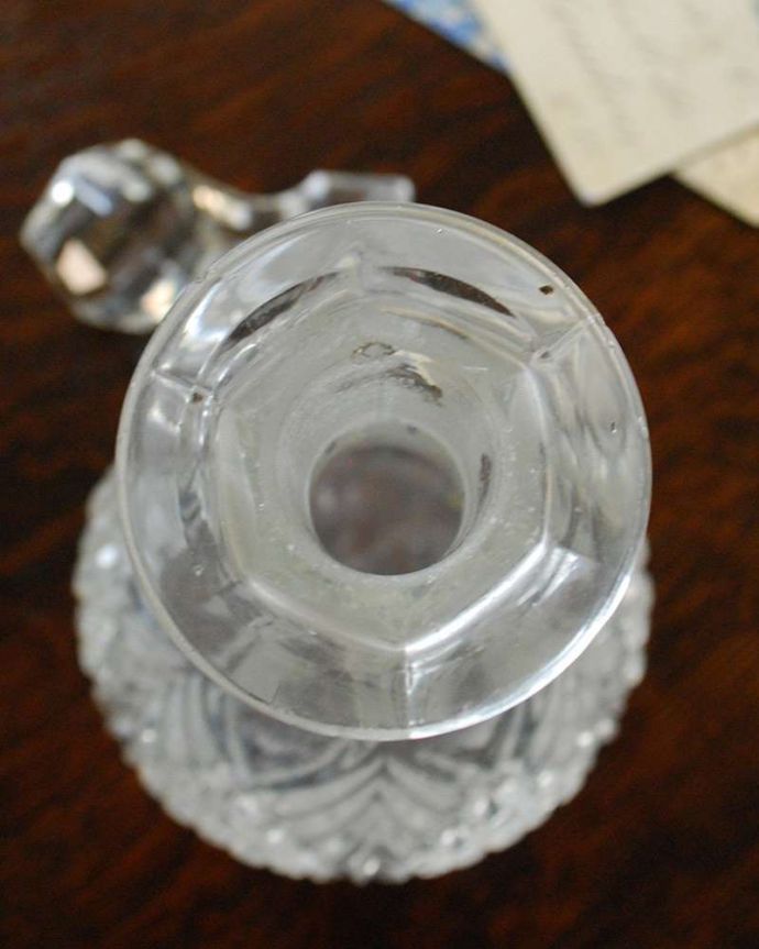 アンティーク 雑貨のガラス小物　アンティーク雑貨　イギリスで見つけたゴージャスで美しいアンティーク ガラスのデカンタ（プレスドグラス）。上から見るとこんな感じです。(pg-4310)