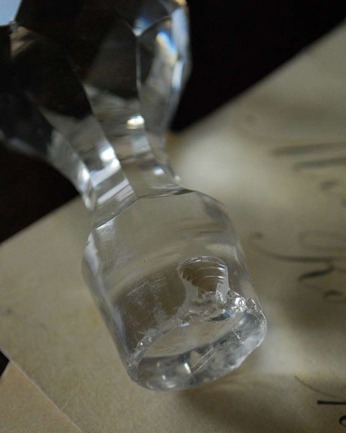 アンティーク 雑貨のガラス小物　アンティーク雑貨　イギリスで見つけたゴージャスで美しいアンティーク ガラスのデカンタ（プレスドグラス）。カケがあるのでSALE価格ですカケがありました。(pg-4310)