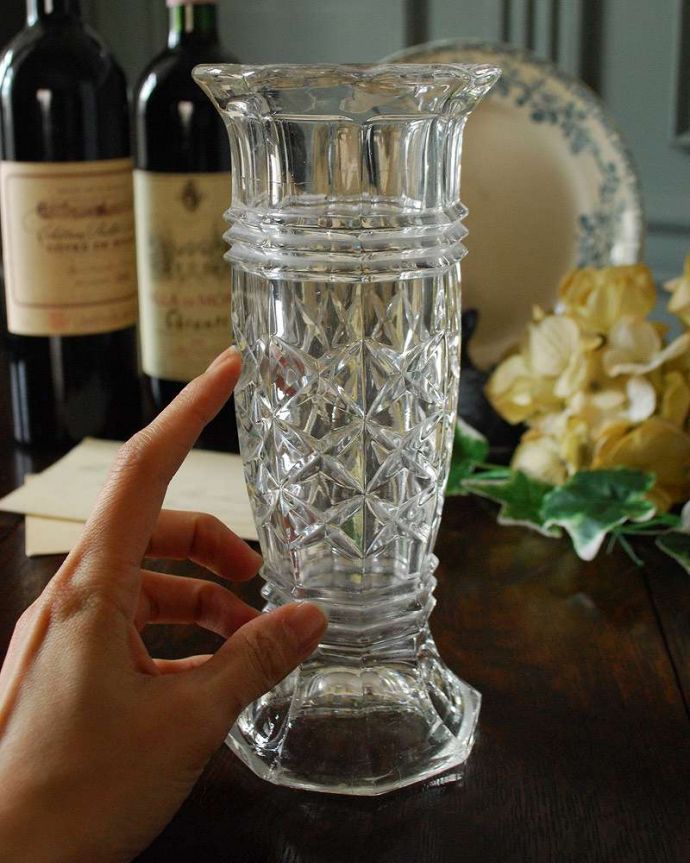 アンティーク 雑貨のガラス小物　アンティーク雑貨　アンティークのガラス雑貨、きらきら輝く型押しが美しいフラワーベース。置くだけで華やかな雰囲気大きなサイズの花器は、お家に1つは欲しいアイテム。(pg-4316)