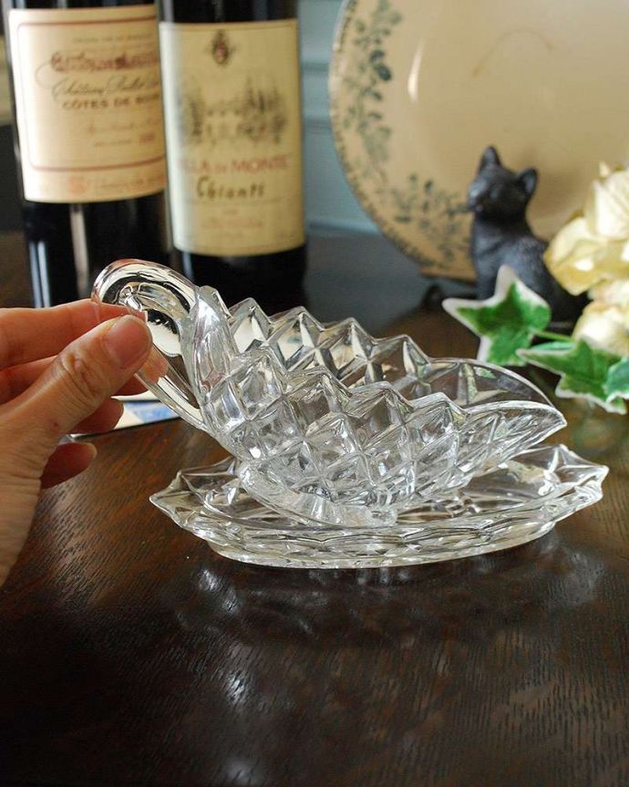 アンティーク 雑貨のガラス小物　アンティーク雑貨　食卓を華やかに彩るソースボート（ガラストレー付き）、アンティークプレスドグラス。フラワーベースにしても素敵です。(pg-4318)