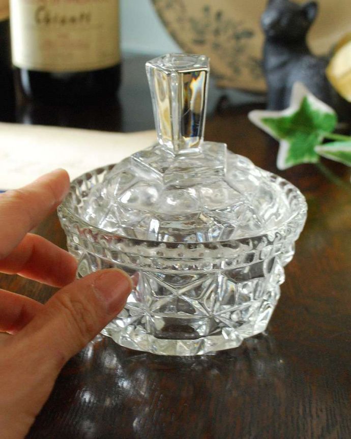 アンティーク 雑貨のガラス小物　アンティーク雑貨　キラキラ輝く持ち手、フタ付きアンティークガラスケース、プレスドグラス。どこに置いても絵になるガラスのケースです。(pg-4322)