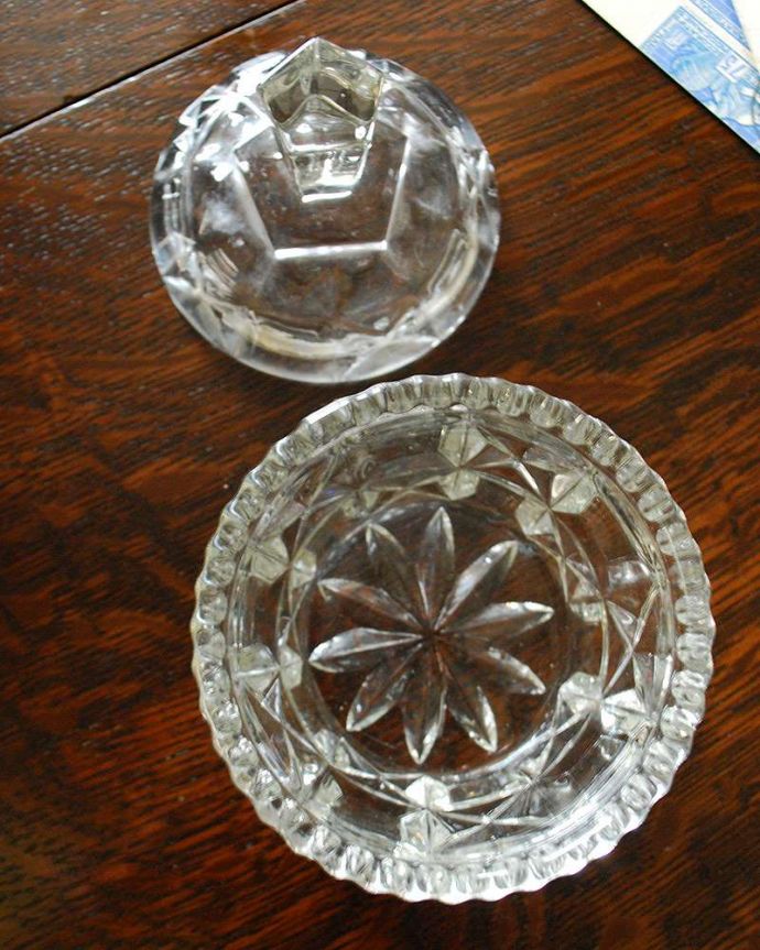 アンティーク 雑貨のガラス小物　アンティーク雑貨　キラキラ輝く持ち手、フタ付きアンティークガラスケース、プレスドグラス。上から見るとこんな感じです。(pg-4322)