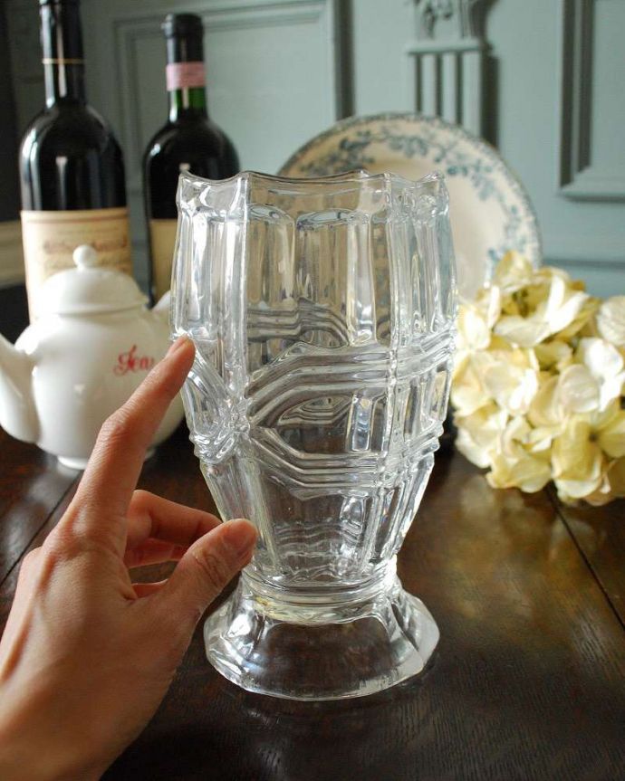 アンティーク 雑貨のガラス小物　アンティーク雑貨　リボンが掛けられた素敵なアンティークプレスドグラスのフラワーベース(花器)。置くだけで華やかな雰囲気大きなサイズの花器は、お家に1つは欲しいアイテム。(pg-4323)