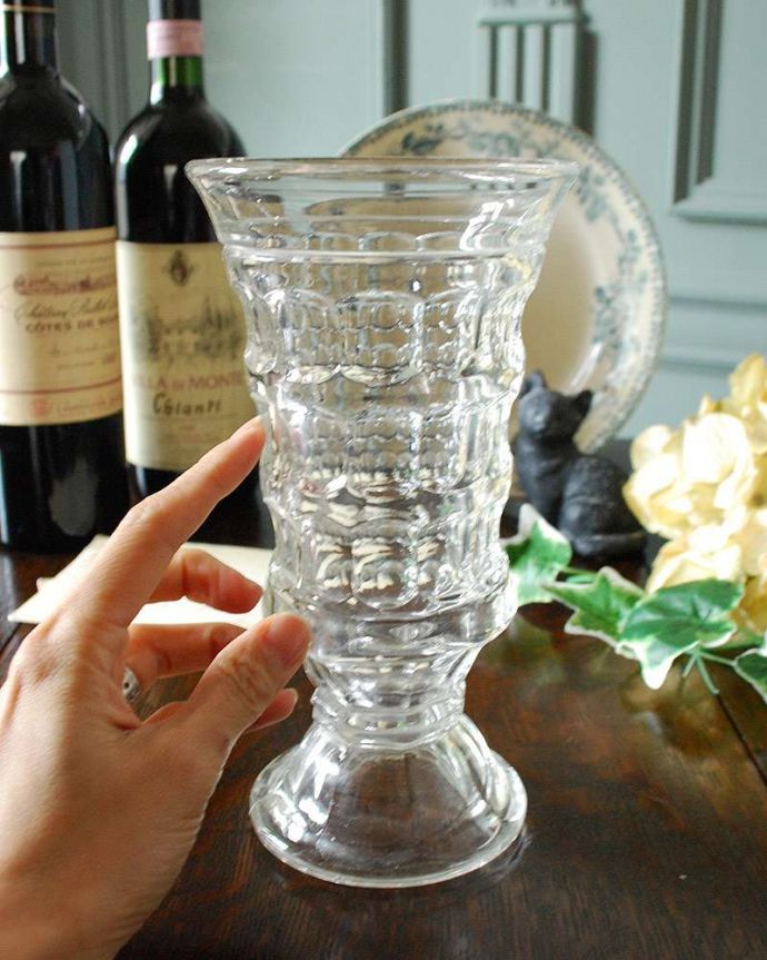 アンティーク 雑貨のガラス小物　アンティーク雑貨　光に当たるときらきら輝くガラスの花器、アンティークフラワーベース（プレスドグラス） 。置くだけで華やかな雰囲気大きなサイズの花器は、お家に1つは欲しいアイテム。(pg-4324)