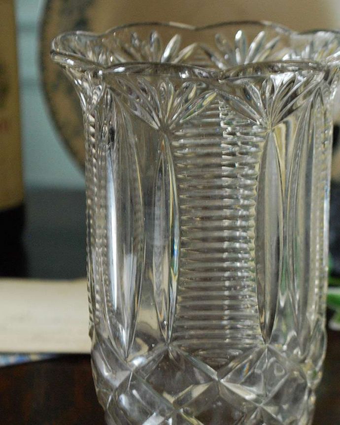 アンティーク 雑貨のガラス小物　アンティーク雑貨　アンティークガラスの輝くフラワーベース（花器）、縁どりが華やかなプレスドグラス。普段の生活にパッと華を添えてくれるアンティーク気軽に使えるアンティークのプレスドグラスの中で、もっとも英国らしいアイテムの花器。(pg-4326)