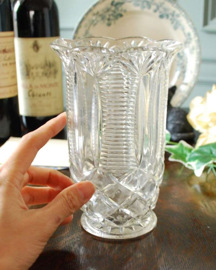アンティーク 雑貨のガラス小物　アンティーク雑貨　アンティークガラスの輝くフラワーベース（花器）、縁どりが華やかなプレスドグラス。キラキラ輝く美しさ置いておくだけでも絵になるデザイン。(pg-4326)