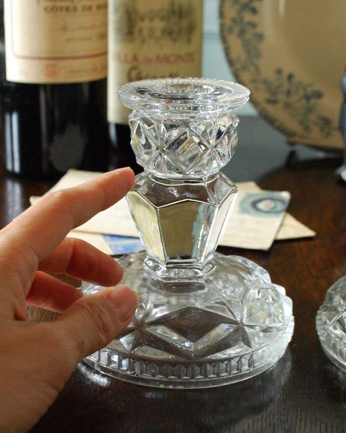 アンティーク 雑貨のガラス小物　アンティーク雑貨　ガラスのアンティーク雑貨、キレイなキャンドルスタンド（２個セット）（プレスドグラス）。スマートなシルエットが華やかで美しいキャンドルスタンドです。(pg-4327)