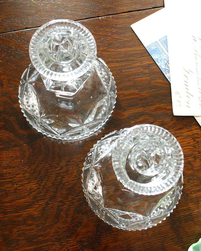 アンティーク 雑貨のガラス小物　アンティーク雑貨　ガラスのアンティーク雑貨、キレイなキャンドルスタンド（２個セット）（プレスドグラス）。上から見るとこんな感じです。(pg-4327)
