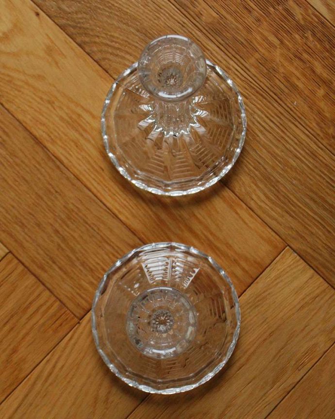 アンティーク 雑貨のガラス小物　アンティーク雑貨　英国のアンティーク雑貨、きらきら輝くプレスドグラスのキャンドルスタンドセット。上から見るとこんな感じですアンティークなので多少のキズやカケがある場合はありますが、使用上問題はありませんのでご了承下さい。(pg-4328)