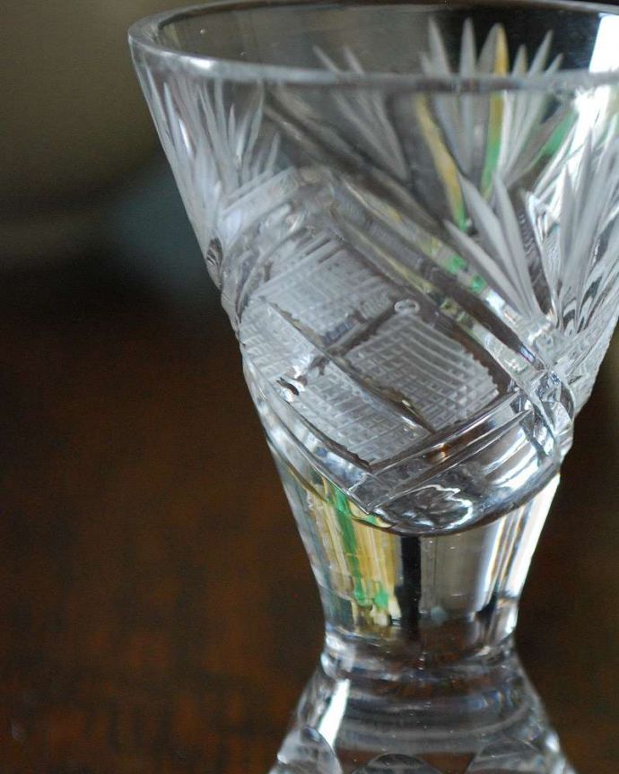 アンティーク 雑貨のガラス小物　アンティーク雑貨　アンティークのプレスドグラス、１輪挿しにもなるショットグラス。アンティークのため、多少の欠け・傷がある場合がありますが、使用上問題はありませんので、ご了承下さい。(pg-4329)