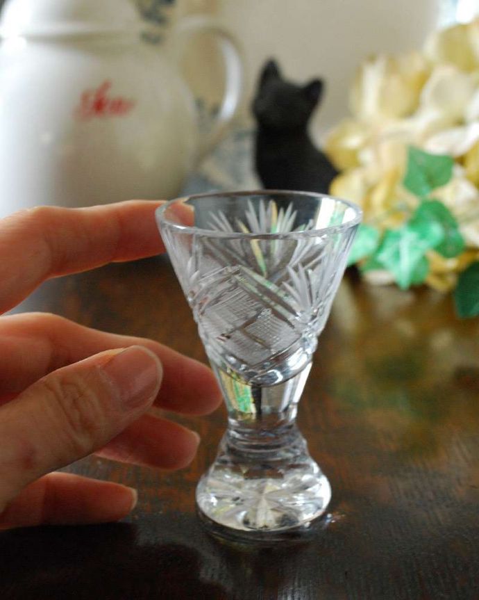 アンティーク 雑貨のガラス小物　アンティーク雑貨　アンティークのプレスドグラス、１輪挿しにもなるショットグラス。ダイニングに置いてあるだけで素敵な雰囲気を作ってくれます。(pg-4329)