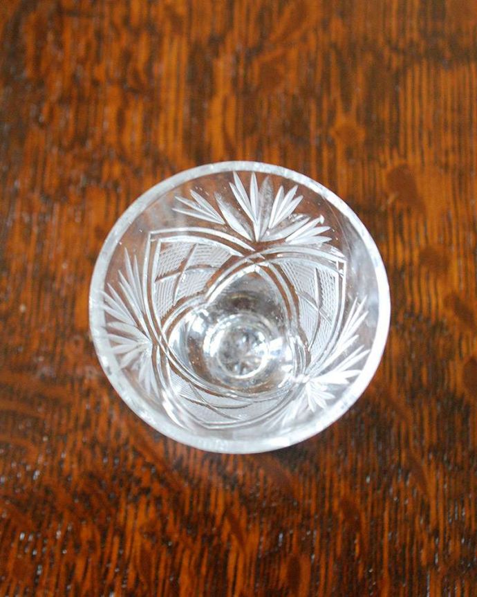 アンティーク 雑貨のガラス小物　アンティーク雑貨　アンティークのプレスドグラス、１輪挿しにもなるショットグラス。上から見るとこんな感じです。(pg-4329)