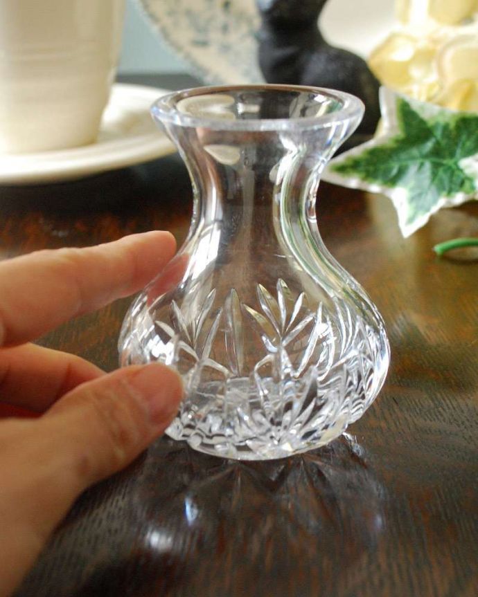 アンティーク 雑貨のガラス小物　アンティーク雑貨　ぽってりと膨らんだシルエットが可愛いアンティークプレスドグラス（１輪挿し）。１輪挿しにもオススメです。(pg-4330)