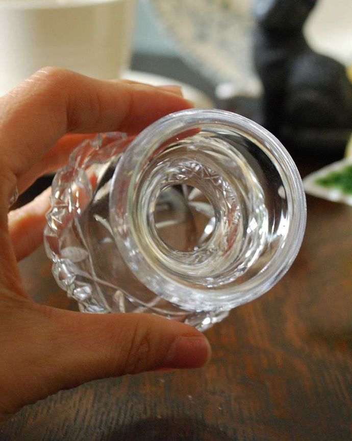 アンティーク 雑貨のガラス小物　アンティーク雑貨　ぽってりと膨らんだシルエットが可愛いアンティークプレスドグラス（１輪挿し）。上から見るとこんな感じです。(pg-4330)