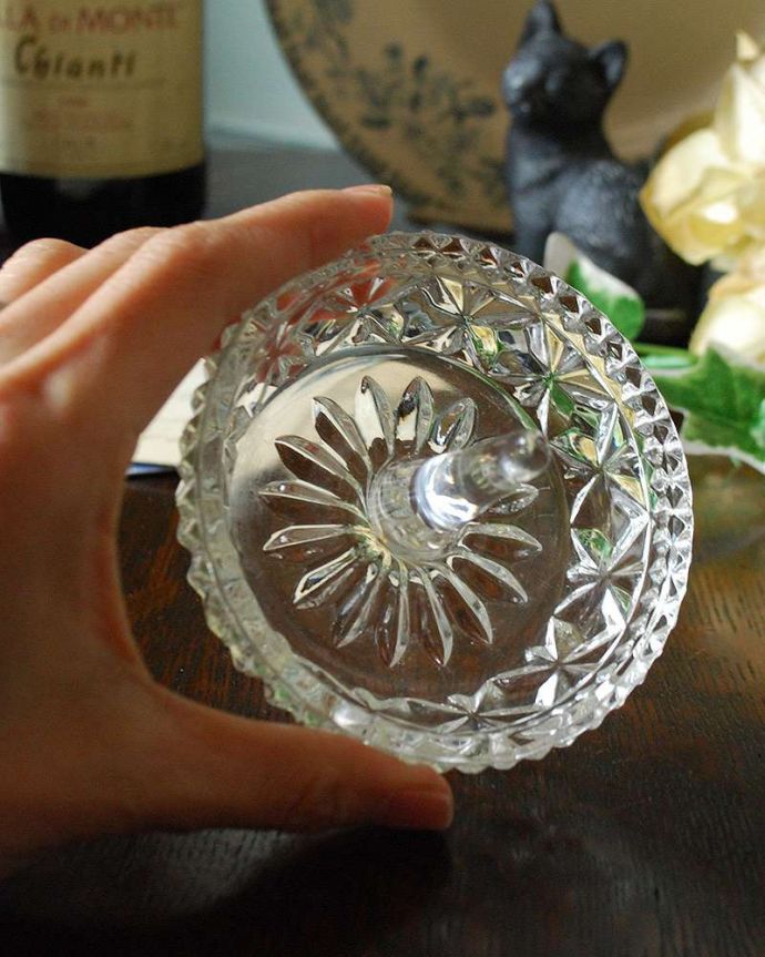 アンティーク 雑貨のガラス小物　アンティーク雑貨　小物も置けるトレー付きのアンティークガラスのリングスタンド（プレスドグラス）。上から見るとこんな感じです。(pg-4333)