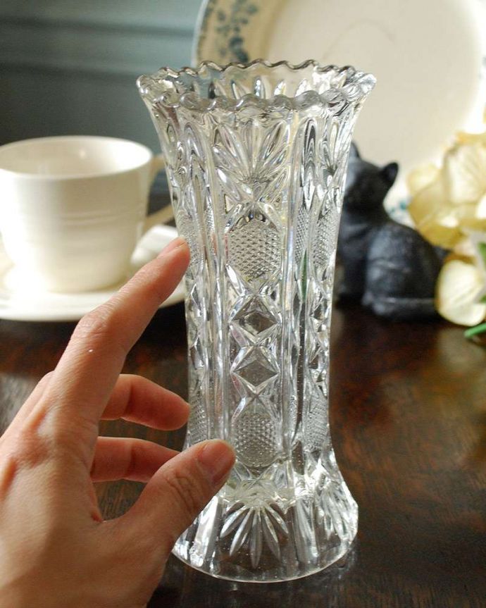 アンティーク 雑貨のガラス小物　アンティーク雑貨　縁どりのフリルが華やかなアンティークフラワーベース（プレスドグラス花器）。置くだけで華やかな雰囲気大きなサイズの花器は、お家に1つは欲しいアイテム。(pg-4335)