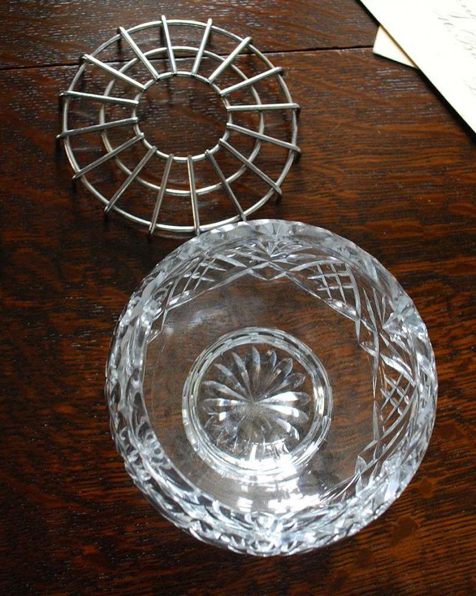 アンティーク 雑貨のガラス小物　アンティーク雑貨　花留め付きのフラワーベース（ガラスボウル）アンティークプレスドグラス。上から見るとこんな感じです。(pg-4336)