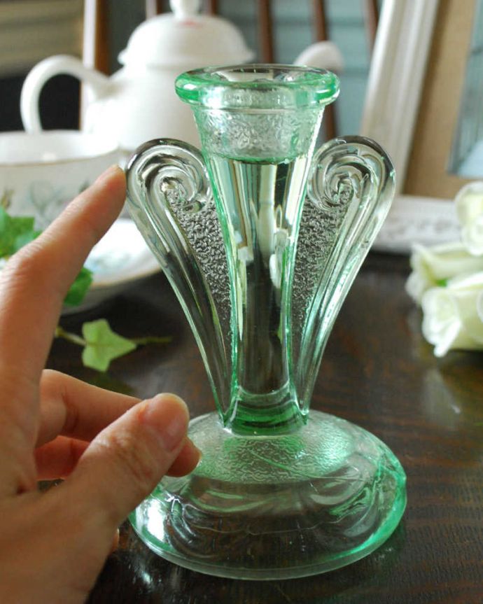 アンティーク 雑貨のガラス小物　アンティーク雑貨　グリーンガラスが爽やかなキャンドルスタンドアンティーク（プレスドグラス）。癒されるキャンドルの灯りここにキャンドルを挿すだけで、なんだか特別な日に変わります。(pg-4340)