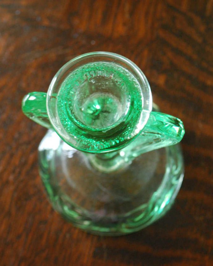 アンティーク 雑貨のガラス小物　アンティーク雑貨　グリーンガラスが爽やかなキャンドルスタンドアンティーク（プレスドグラス）。上から見るとこんな感じですアンティークなので多少のキズやカケがある場合はありますが、使用上問題はありませんのでご了承下さい。(pg-4340)