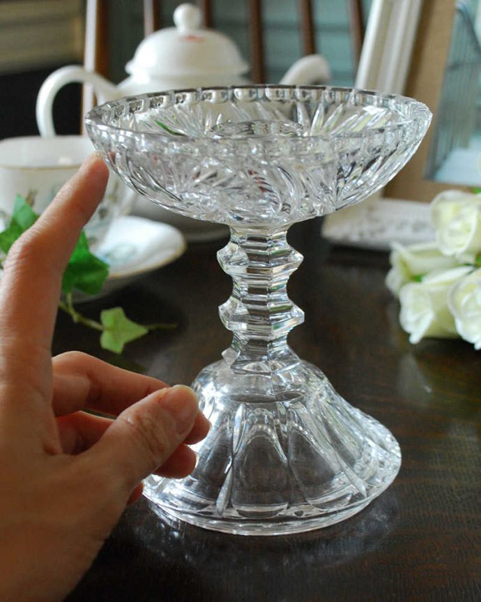 アンティーク 雑貨のガラス小物　アンティーク雑貨　珍しい！トレー付きのガラスのキャンドルスタンド、アンティークプレスドグラス。キャンドルを立てない時は、小物トレーとしても使用できそうです。(pg-4342)