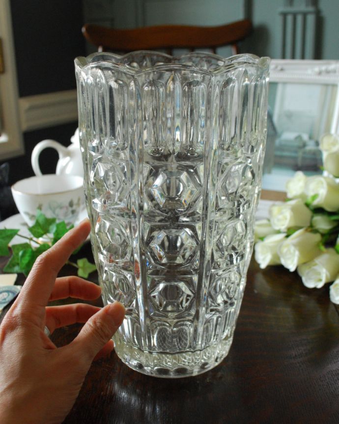 アンティーク 雑貨のガラス小物　アンティーク雑貨　２種類のゴージャスなカッティングが美しい、アンティークプレスドグラス（花器）。置くだけで華やかな雰囲気大きなサイズの花器は、お家に1つは欲しいアイテム。(pg-4344)