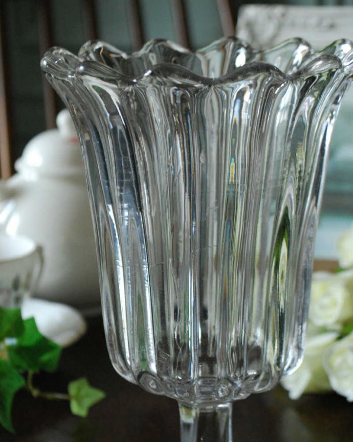 アンティーク 雑貨のガラス小物　アンティーク雑貨　脚付きの美しいフラワーベース（花器）アンティークのプレスドグラス。アンティークのため、多少の欠け・傷がある場合がありますが、使用上問題はありませんので、ご了承下さい。(pg-4345)