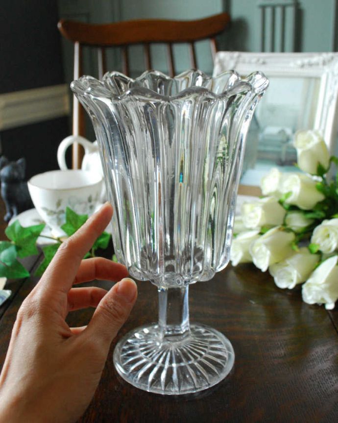 アンティーク 雑貨のガラス小物　アンティーク雑貨　脚付きの美しいフラワーベース（花器）アンティークのプレスドグラス。飾るだけで絵になる美しさ。(pg-4345)