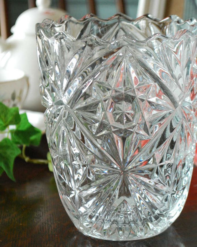 アンティーク 雑貨のガラス小物　アンティーク雑貨　優雅に光輝くフラワーベース、アンティークプレスドグラス（花器）。アンティークのため、多少の欠け・傷がある場合がありますが、使用上問題はありませんので、ご了承下さい。(pg-4346)