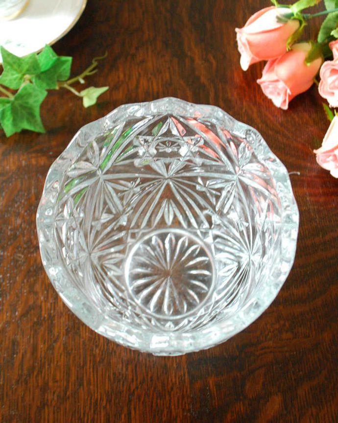 アンティーク 雑貨のガラス小物　アンティーク雑貨　優雅に光輝くフラワーベース、アンティークプレスドグラス（花器）。上から見るとこんな感じです。(pg-4346)