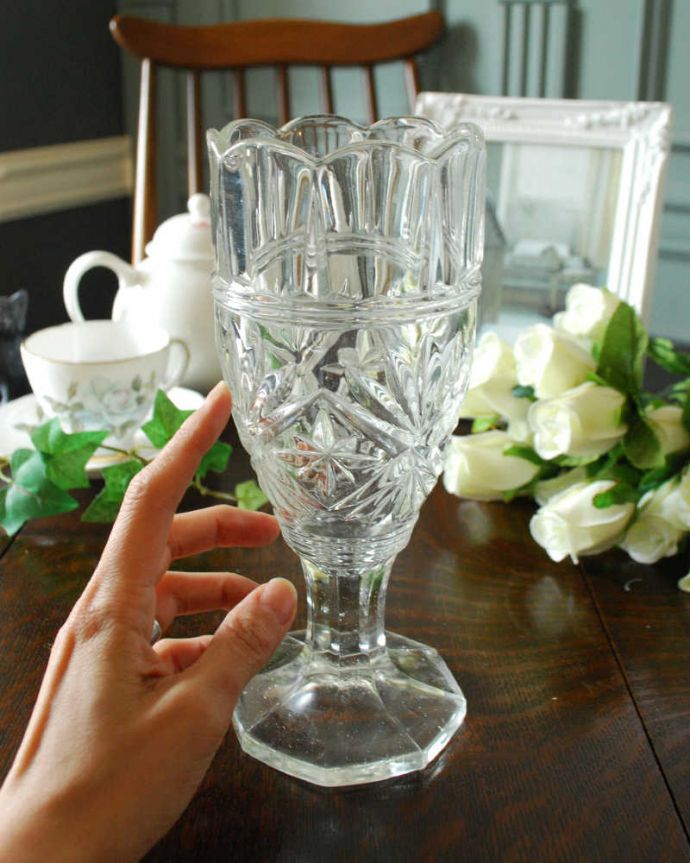 アンティーク 雑貨のガラス小物　アンティーク雑貨　華やかなかたちのアンティークガラスのセロリベース（プレスドグラス）。可愛い形が特長アンティークのガラスは現代のガラスと成分が違うから輝き方も違うんです。(pg-4348)