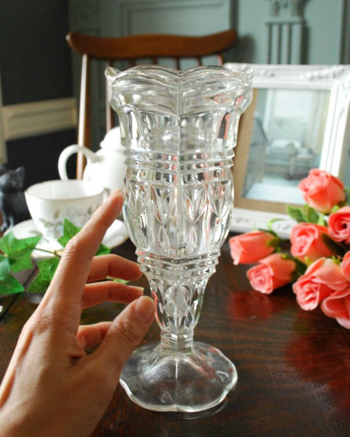 アンティーク 雑貨のガラス小物　アンティーク雑貨　アンティークのフラワーベース、お花のような縁どりが可愛いプレスドグラス。飾るだけで絵になる美しさ。(pg-4349)