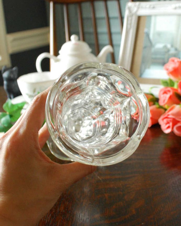 アンティーク 雑貨のガラス小物　アンティーク雑貨　アンティークのフラワーベース、お花のような縁どりが可愛いプレスドグラス。上から見るとこんな感じです。(pg-4349)