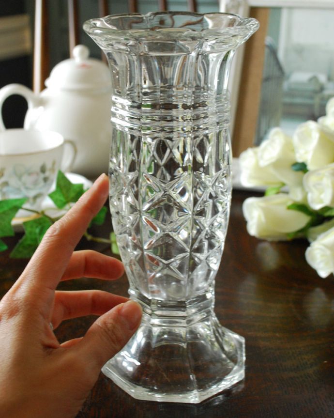 アンティーク 雑貨のガラス小物　アンティーク雑貨　アンティークガラスのフラワーベース、ふんわり開いた優しいお花のようなプレスドグラス。置くだけで華やかな雰囲気大きなサイズの花器は、お家に1つは欲しいアイテム。(pg-4350)